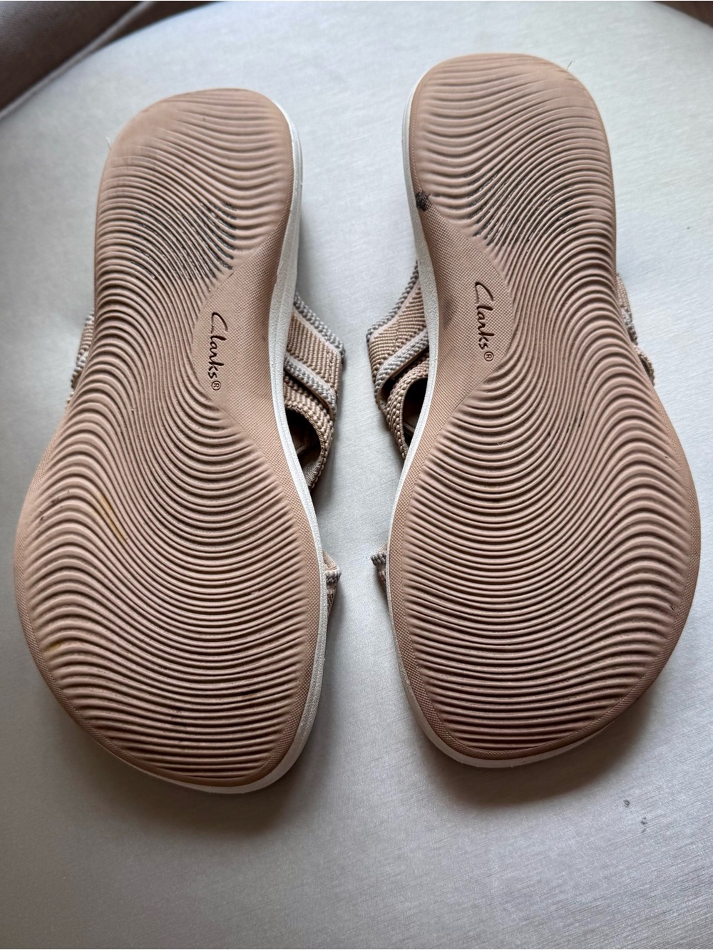 Clarks Women's Taupe Crisscross Slide Sandals Sz 6.5 - Picture 4 of 4